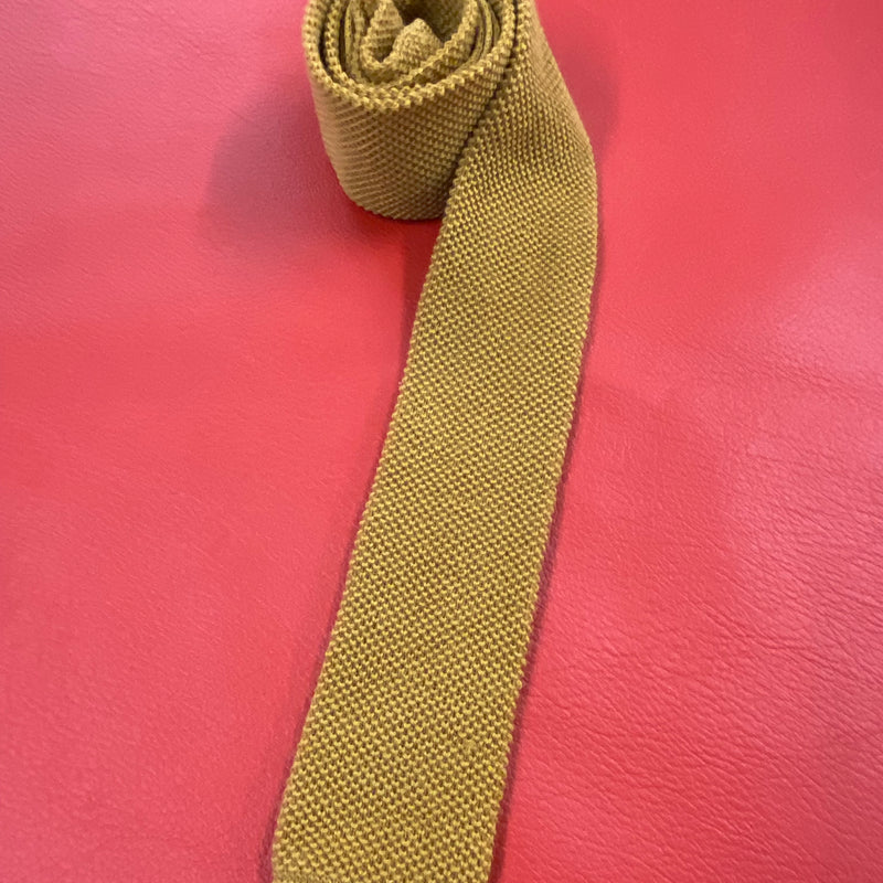 Schmale Vintage Strickkrawatte aus reiner Wolle in Senfgelb