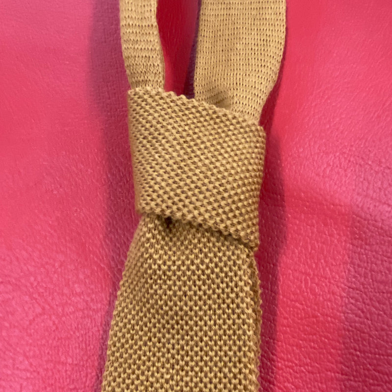 Schmale Vintage Strickkrawatte aus reiner Wolle in Senfgelb