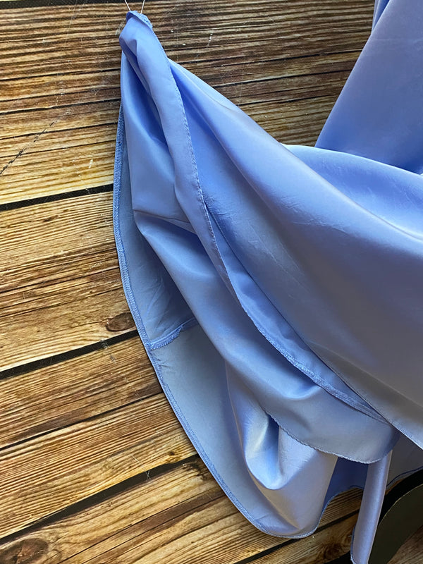 Abendkleid in Lavendel – Perfekt für kreative Fotoshootings Gr.40
