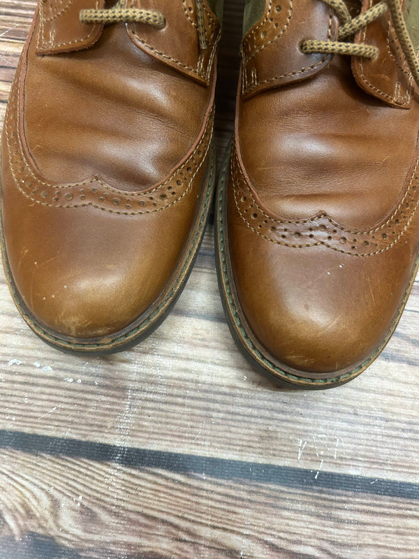 „Nahaufnahme Broguing an der Flügelkappe der Aigle Lederstiefeletten, Vintage 1970er“