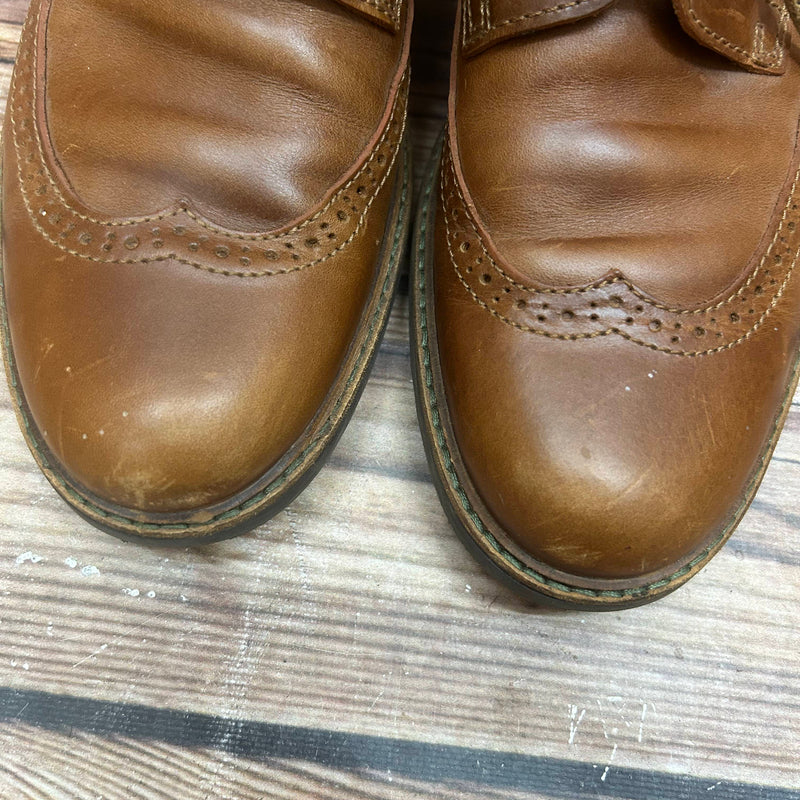 „Nahaufnahme Broguing an der Flügelkappe der Aigle Lederstiefeletten, Vintage 1970er“