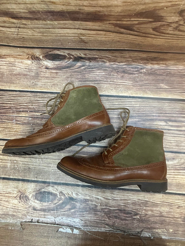 „Seitenansicht zweifarbige Aigle Herren-Stiefeletten mit Profilsohle, Braun und Oliv“