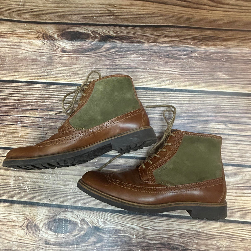 „Seitenansicht zweifarbige Aigle Herren-Stiefeletten mit Profilsohle, Braun und Oliv“