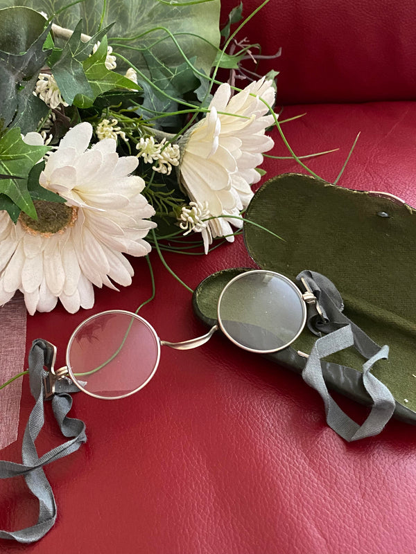 „Antike runde Vintage Brille mit original Etui im historischen Stil“