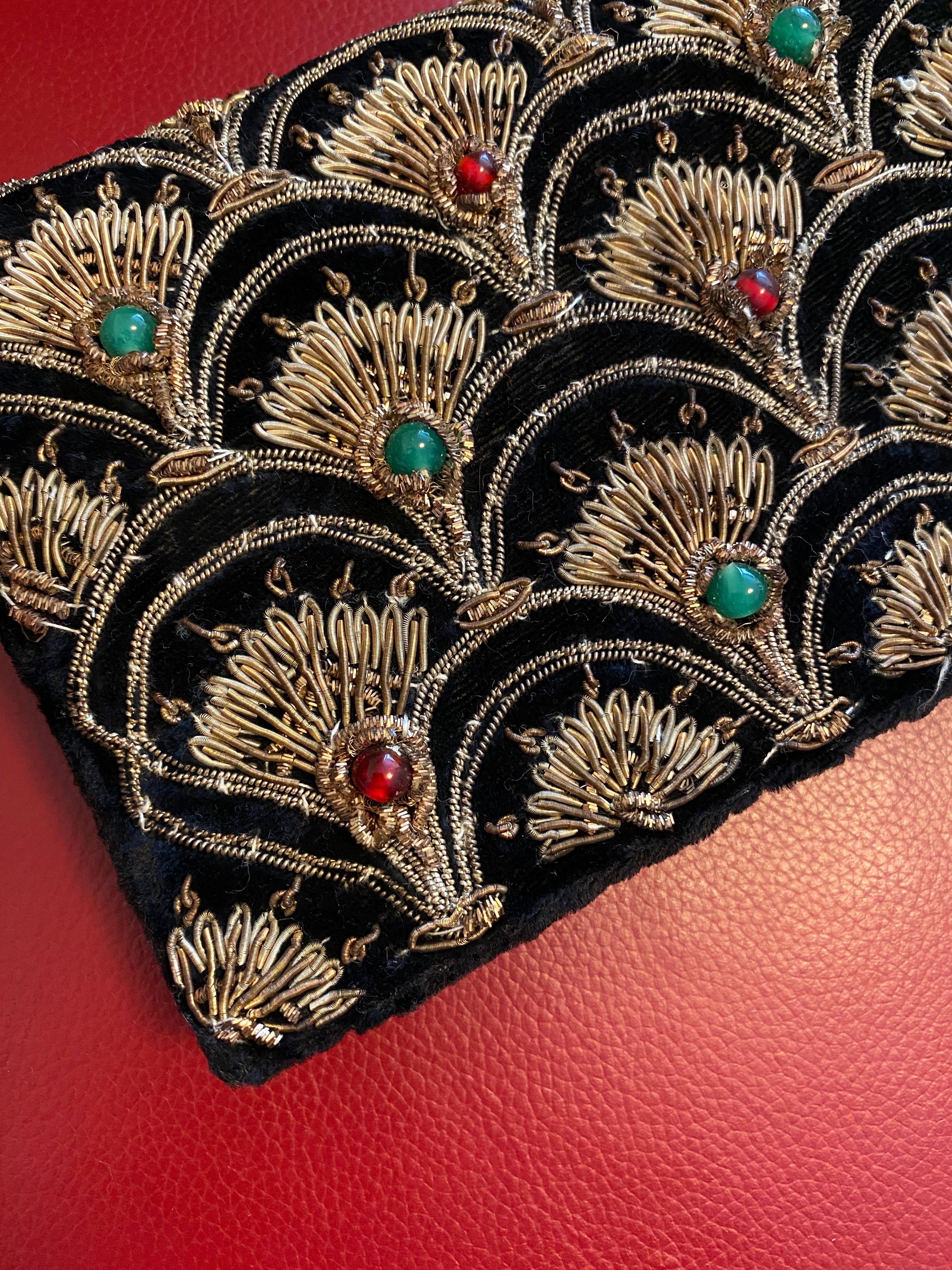 Antike, schwarze Art Deco  Handtasche aus Samt bestickt mit goldenen Pfauenfedern