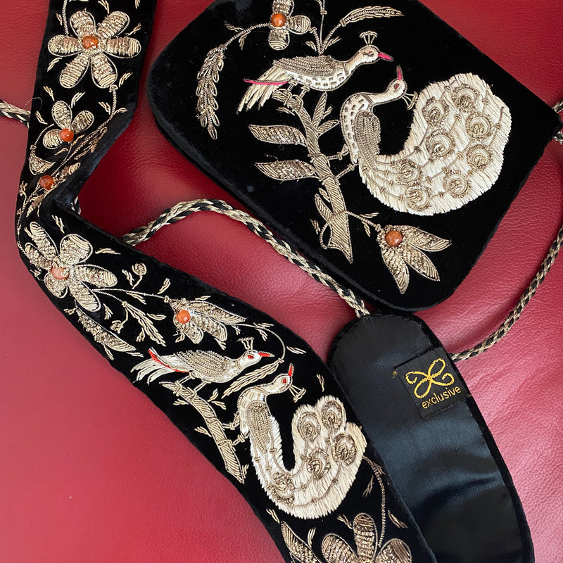 Exklusives Vintage-Set: Handtasche und Gürtel mit Pfauenstickerei