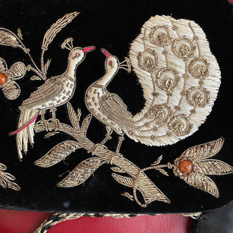 Exklusives Vintage-Set: Handtasche und Gürtel mit Pfauenstickerei