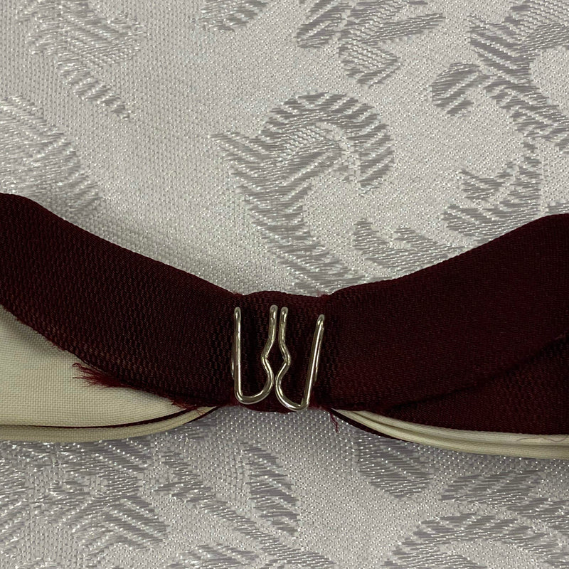 Antike Herrenfliege in Weinrot mit cremefarbenem Akzent – Eleganz aus vergangenen Zeiten