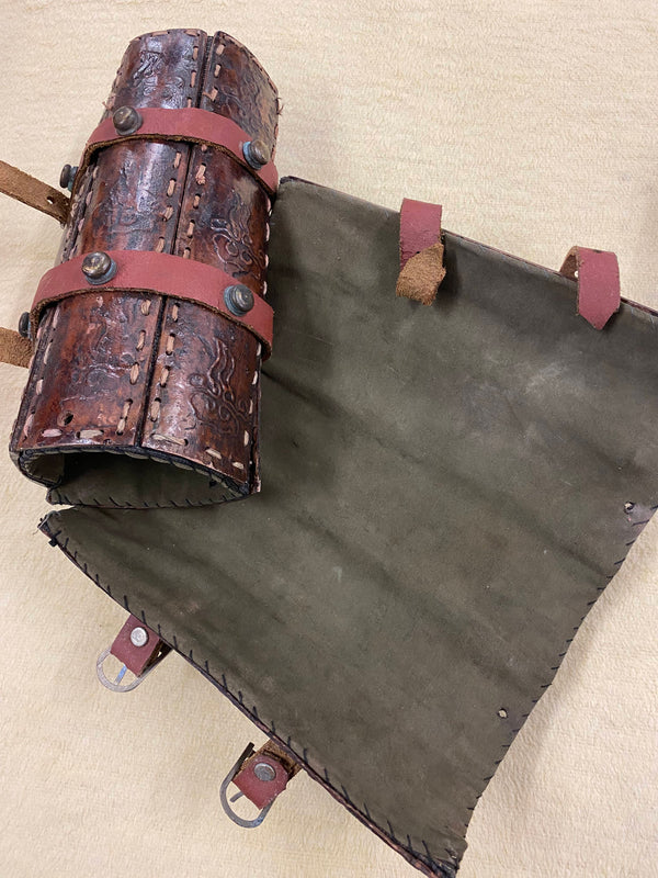 Antiker Lederarmschutz braun mit roten Riemen und Nieten – aufgeklappt