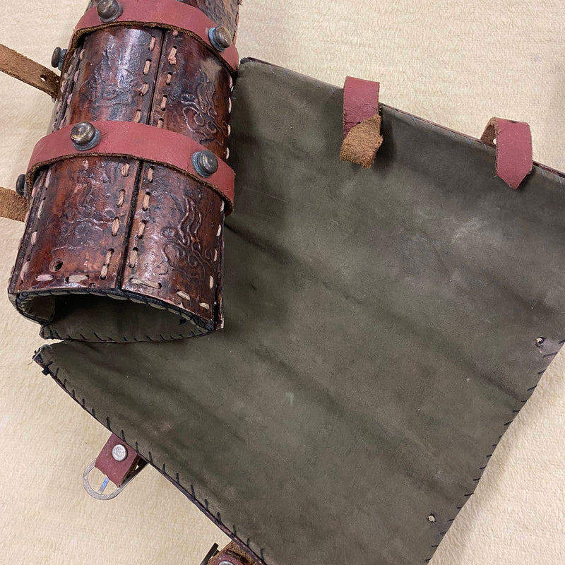 Antiker Lederarmschutz braun mit roten Riemen und Nieten – aufgeklappt