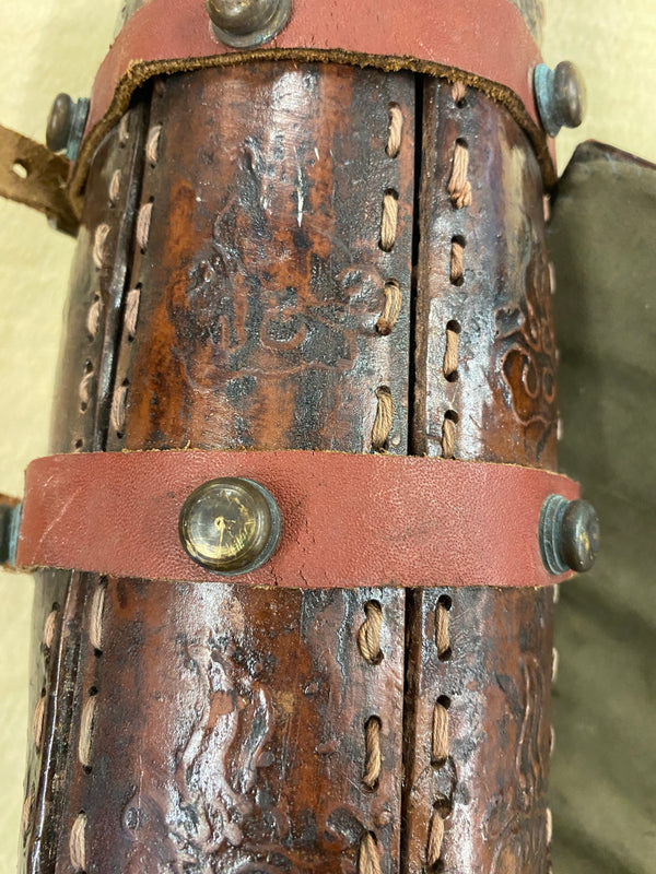 Detailaufnahme geprägter Lederarmschutz Vintage mit Musterungen