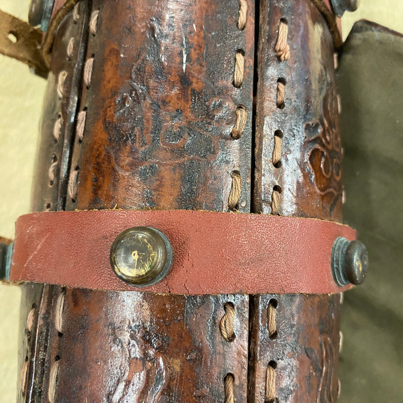 Detailaufnahme geprägter Lederarmschutz Vintage mit Musterungen