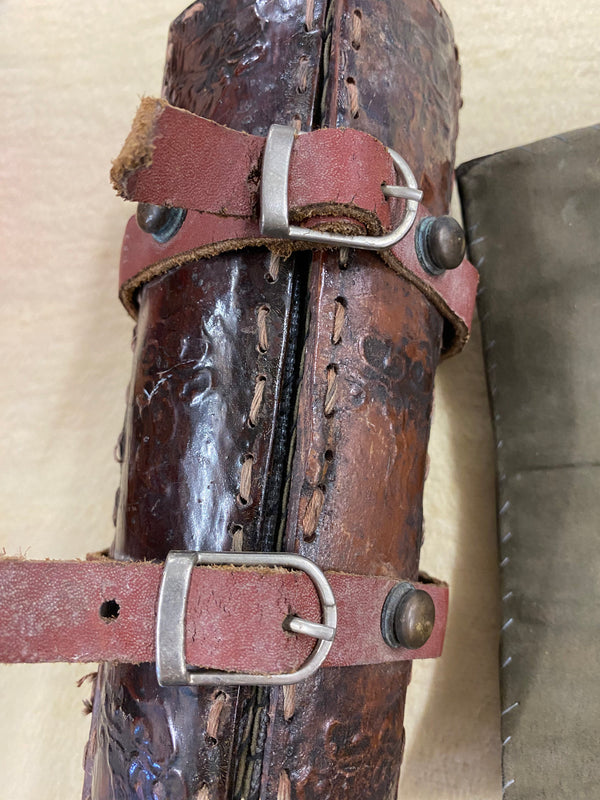 Paar antike Lederarmschützer Vintage mit roten Riemen