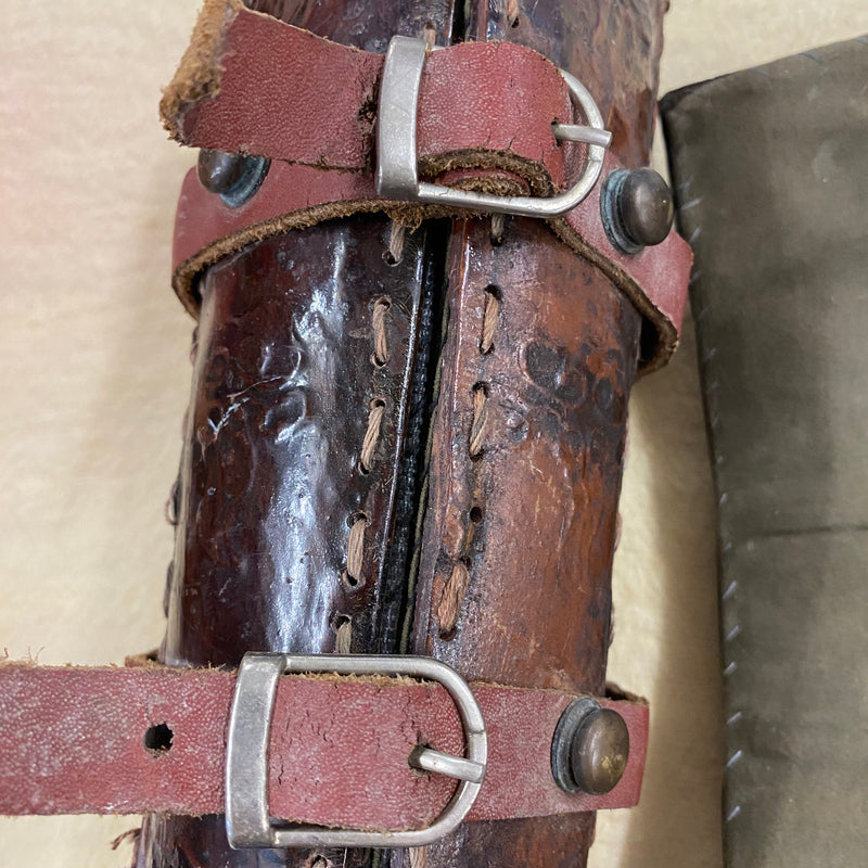 Paar antike Lederarmschützer Vintage mit roten Riemen