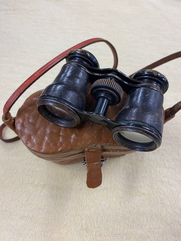 Antikes Fernglas im Vintage-Lederetui – Sammlerstück
