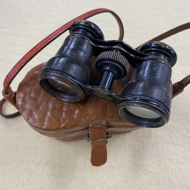 Antikes Fernglas im Vintage-Lederetui – Sammlerstück