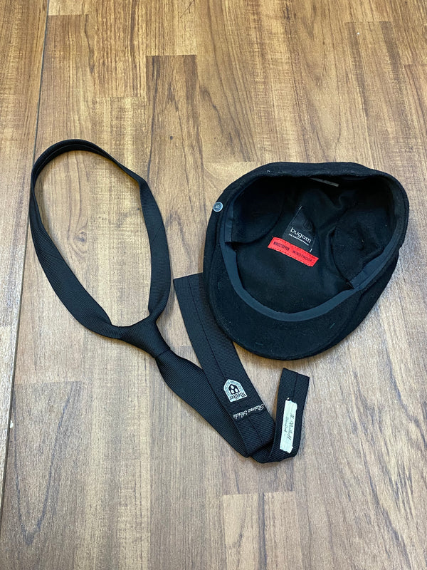Schwarze Ballonmütze Gr. 57 neben Strickkrawatte – Zubehör zum Vintage-Anzug