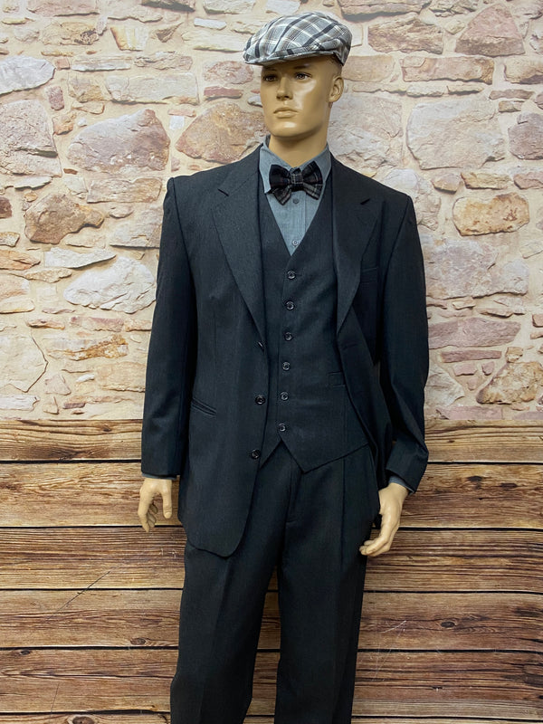 „Vintage 2-Reiher mit Weste und Hose – alternative Vorderansicht im Babylon-Berlin Stil