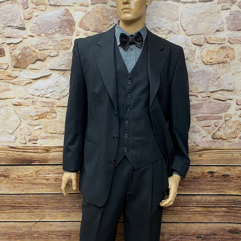 „Vintage 2-Reiher mit Weste und Hose – alternative Vorderansicht im Babylon-Berlin Stil