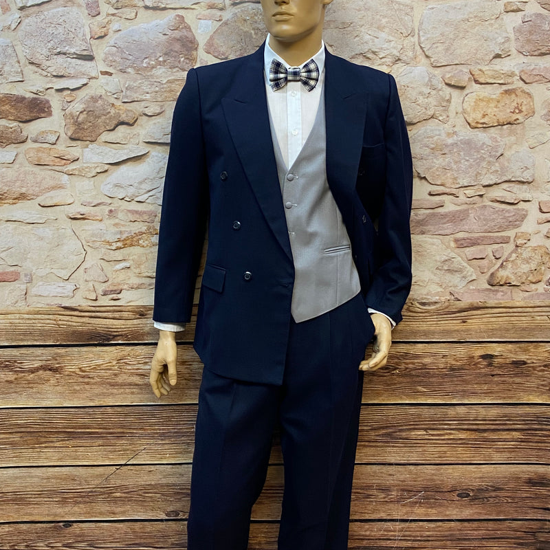 „Outfit mit geöffneter Jacke – Doppelreiher, graue Weste, weiße Hemdfront.