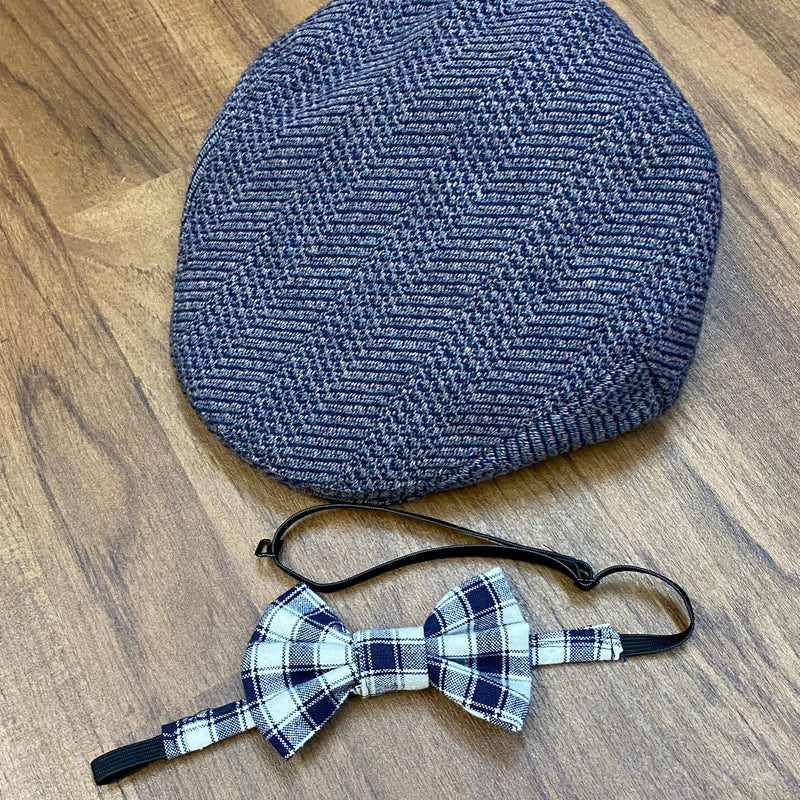 „Schiebermütze in Blau-Tweed und passende karierte Handmade-Fliege.