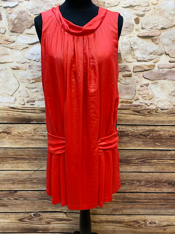 Ärmelloses rotes Designer‑Kleid mit Wasserfall‑Kragen und tiefer Hüftpasse im Stil der 1920er, Größe 44.