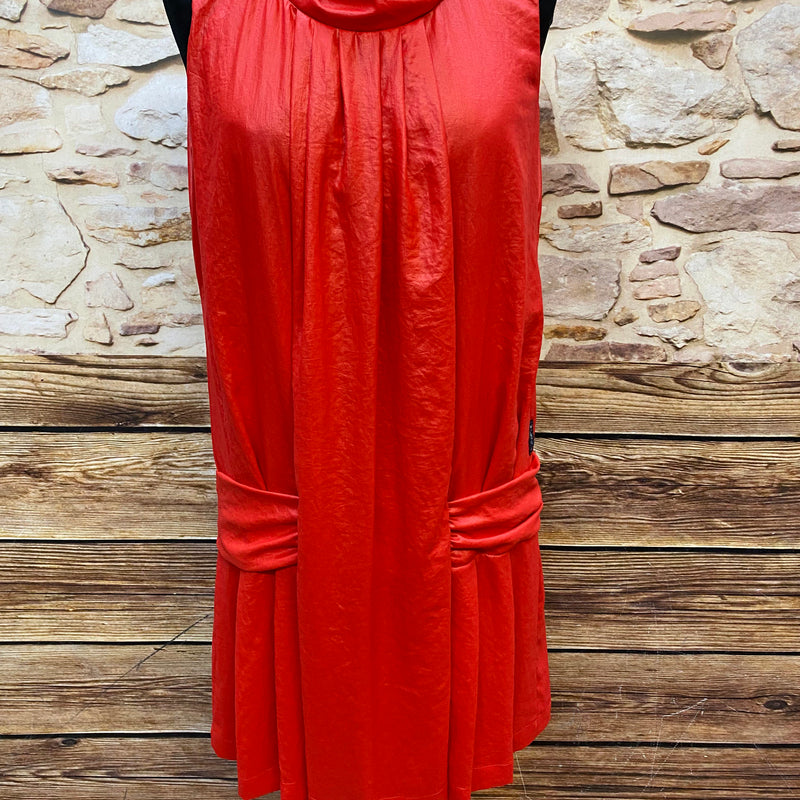 Ärmelloses rotes Designer‑Kleid mit Wasserfall‑Kragen und tiefer Hüftpasse im Stil der 1920er, Größe 44.