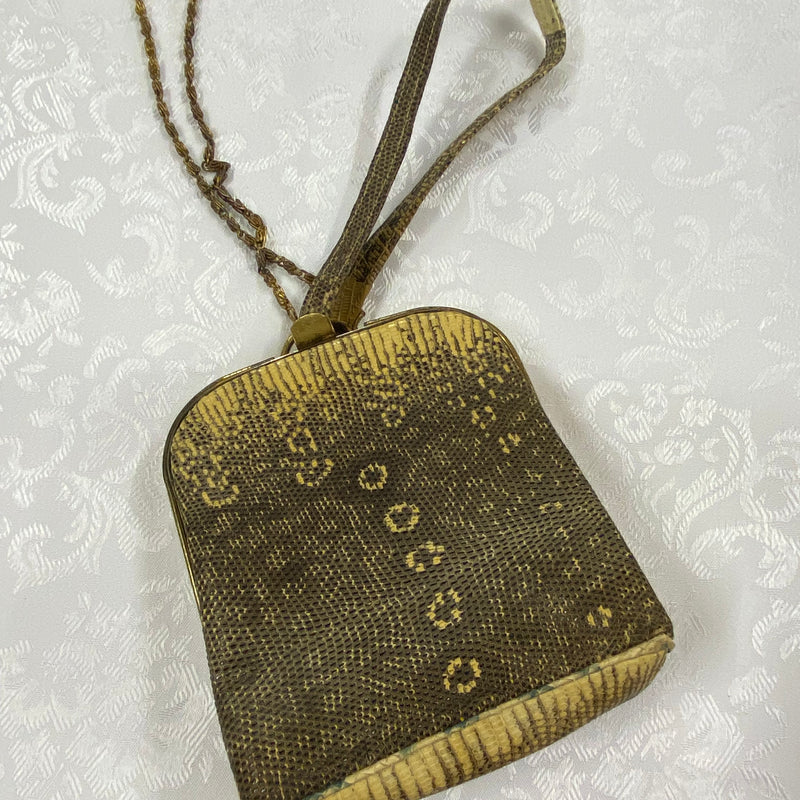Antike Reptilleder-Tanztasche 13 × 12 cm in Olive-Gold mit Messingrahmen und Tragekette, Art-Deco ca. 1920er.