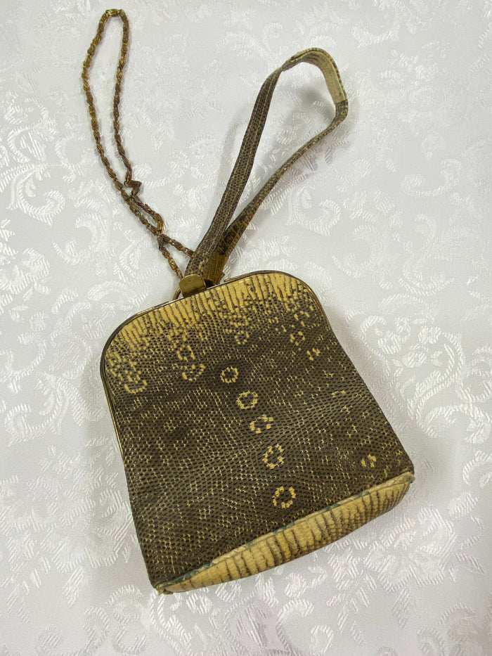 Antike Reptilleder-Tanztasche 13 × 12 cm in Olive-Gold mit Messingrahmen und Tragekette, Art-Deco ca. 1920er.