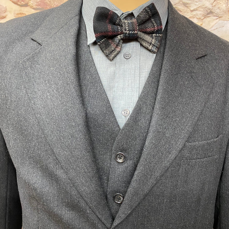 Detail 20er-Jahre Outfit: Revers, Weste mit Streifen und handgemachte Fliege in Schwarz-Grau