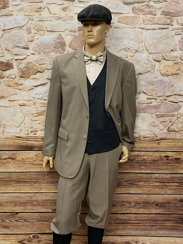 Babylon Berlin Outfit Herren 20er Jahre Stil Anzug mit Knickerbocker Gr.58 in beige, Sakko, Hose, Weste, Hemd, Fliege und Schiebermütze