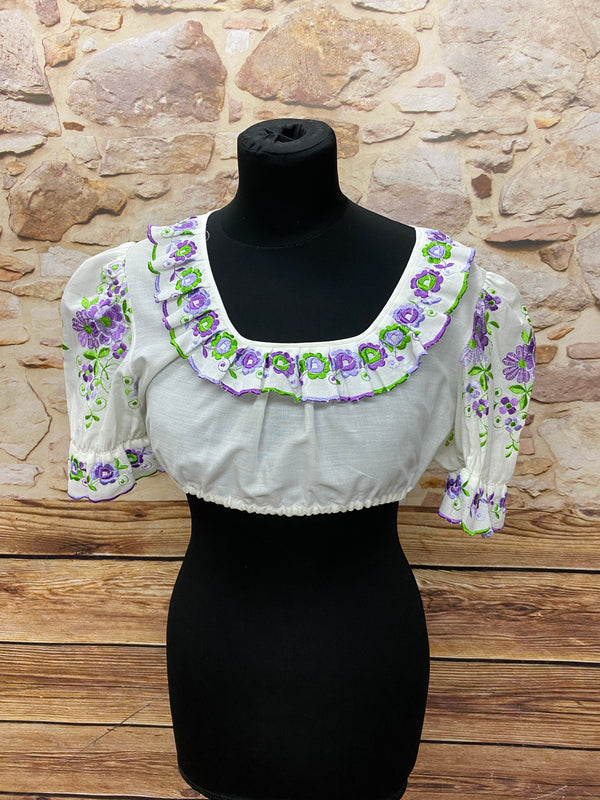 Vintage Dirndlbluse, Trachtenbluse offwhite mit lila/grüner Stickerei, Unikat Gr.40