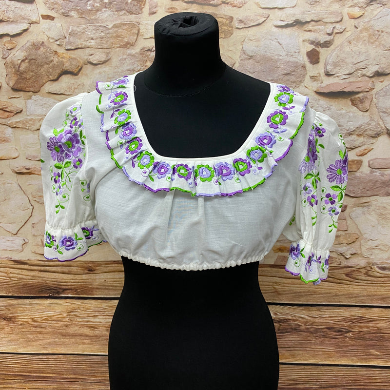 Vintage Dirndlbluse, Trachtenbluse offwhite mit lila/grüner Stickerei, Unikat Gr.40