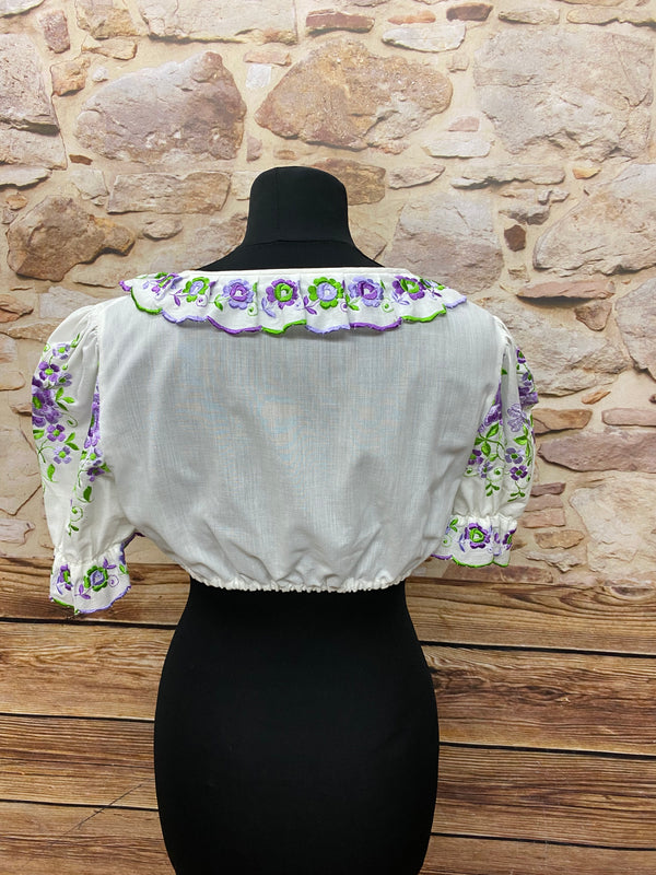 Vintage Dirndlbluse, Trachtenbluse mit lila/grüner Stickerei, Unikat Gr.40