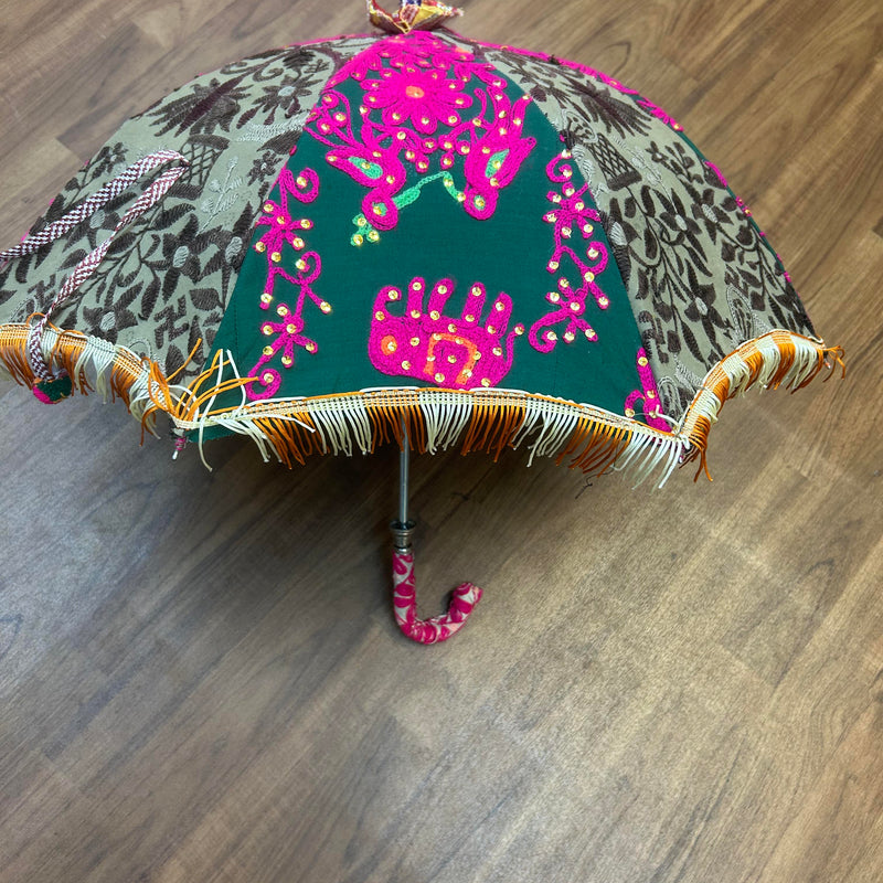 Bestickter Vintage Sonnenschirm 1970er – Grün/Pink mit Ethno-Motiven – 60 cm