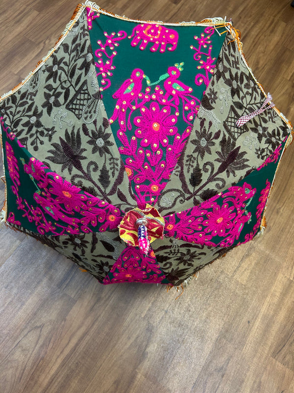„Bestickter Vintage Sonnenschirm 1970er mit pinker Stickerei und Ethno-Motiven auf grünem Stoff“