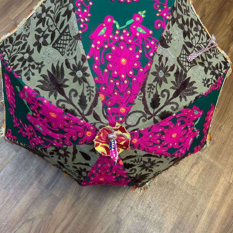 „Bestickter Vintage Sonnenschirm 1970er mit pinker Stickerei und Ethno-Motiven auf grünem Stoff“