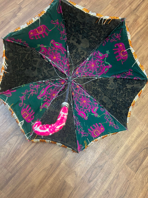 „Innenansicht des Vintage-Schirms mit Elefanten- und Vogelstickerei, Retro 1970er“