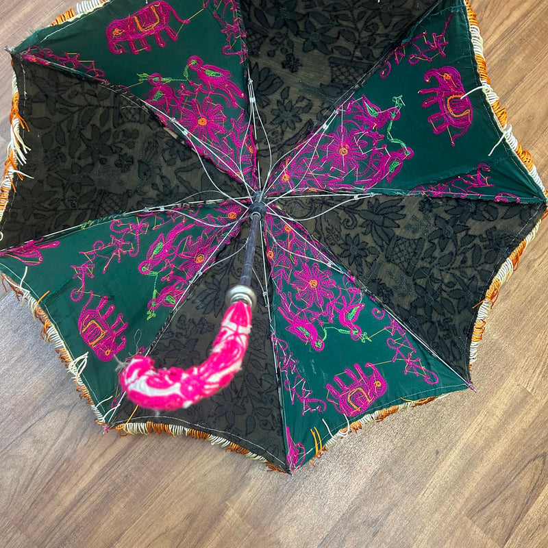 „Innenansicht des Vintage-Schirms mit Elefanten- und Vogelstickerei, Retro 1970er“