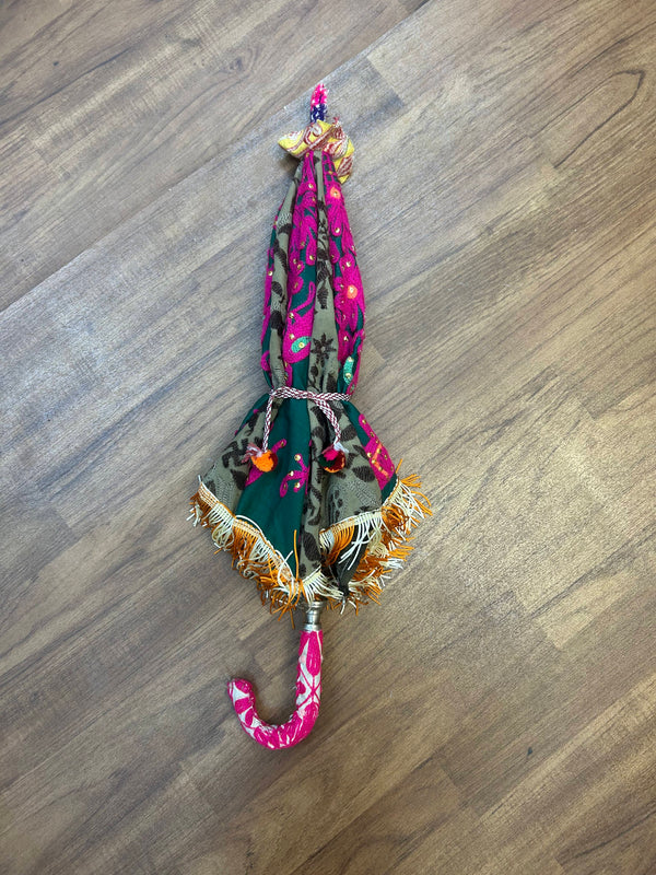 „Geschlossener bestickter Sonnenschirm mit Fransenabschluss und Ethno-Design in Grün/Pink“