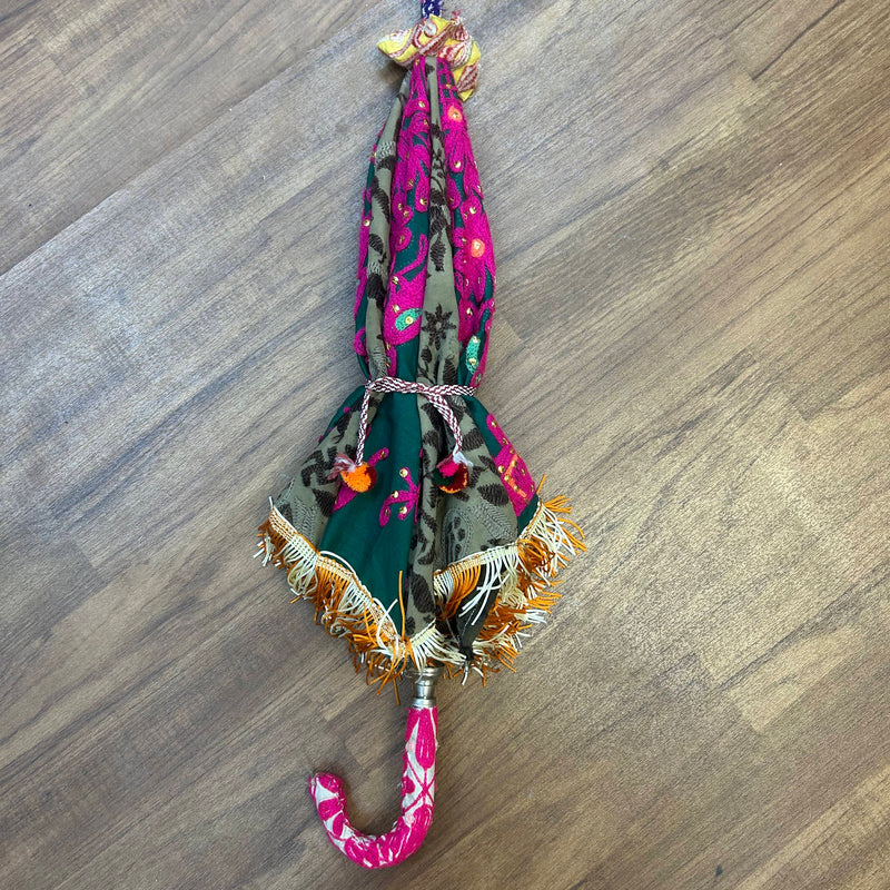 „Geschlossener bestickter Sonnenschirm mit Fransenabschluss und Ethno-Design in Grün/Pink“