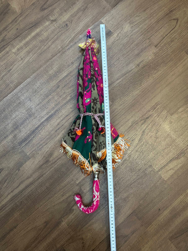 „Vintage-Schirm mit Maßband, Länge ca. 60 cm, handbestickt im 70er-Jahre-Stil“