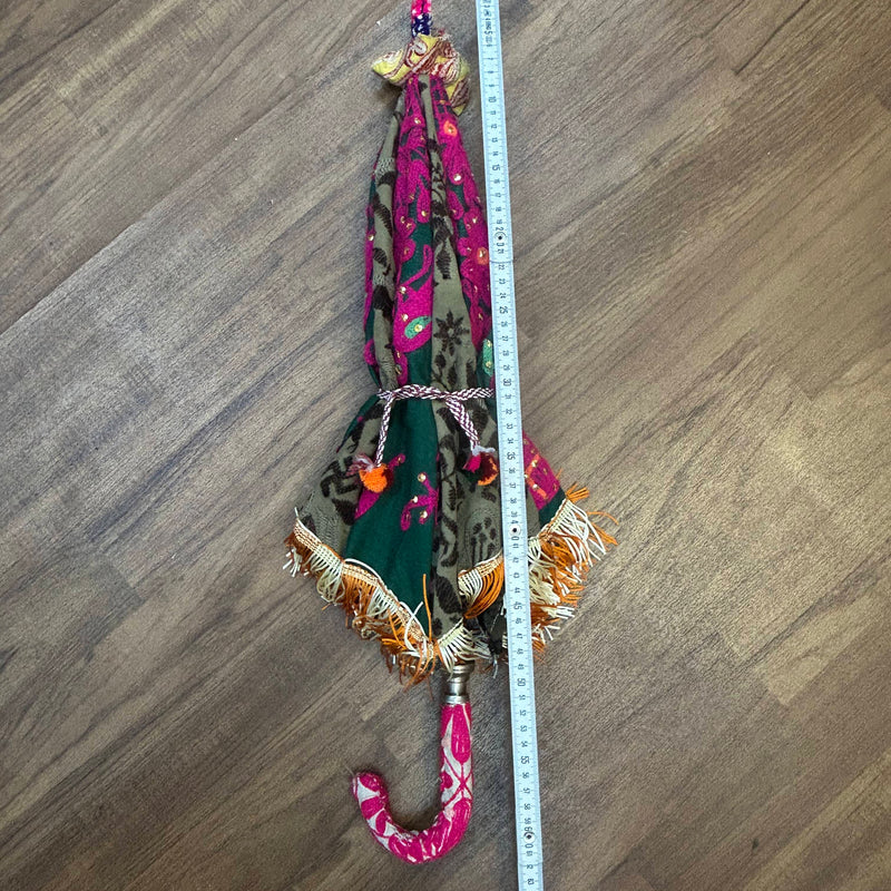 „Vintage-Schirm mit Maßband, Länge ca. 60 cm, handbestickt im 70er-Jahre-Stil“