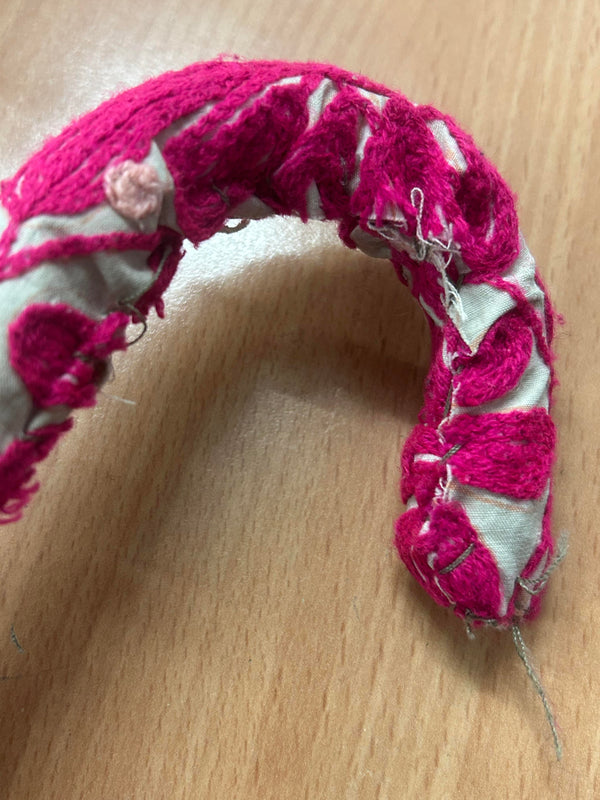 „Nahaufnahme des handbestickten Griffes mit floralen Mustern und Struktur, Retro 1970er“