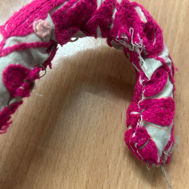 „Nahaufnahme des handbestickten Griffes mit floralen Mustern und Struktur, Retro 1970er“