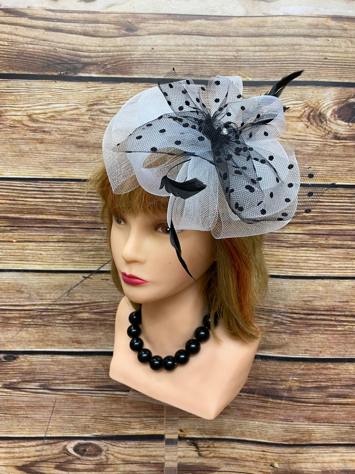 Black and White Accessoires Damen, Fascinator und Perlenkette