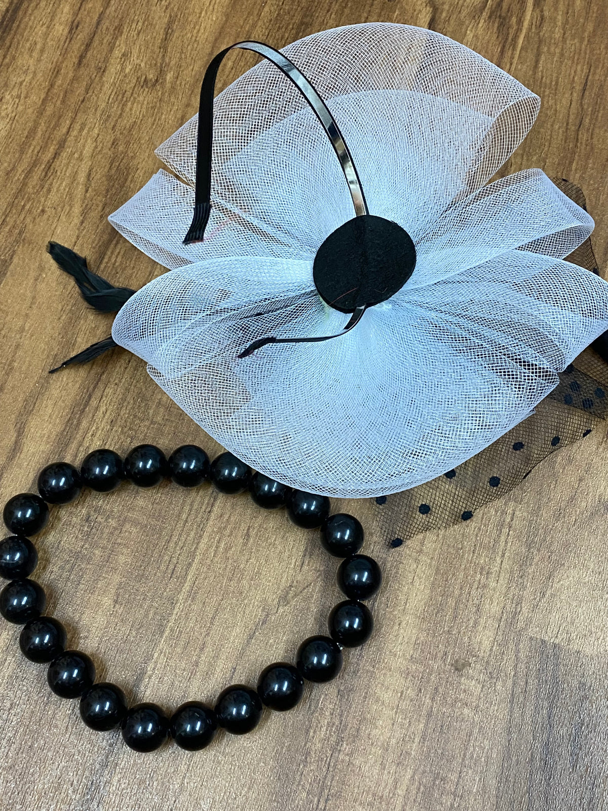 Accessoires noirs et blancs pour femmes, fascinateur et collier de perles