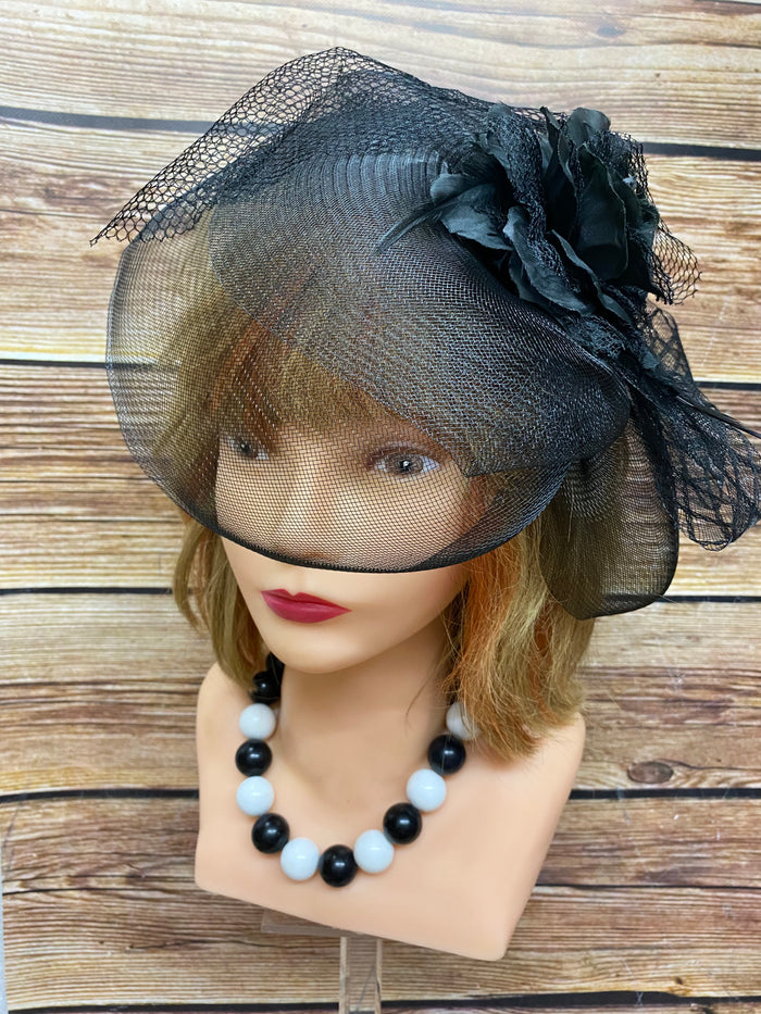 Black and White Accessoires Damen, Fascinator und Perlenkette