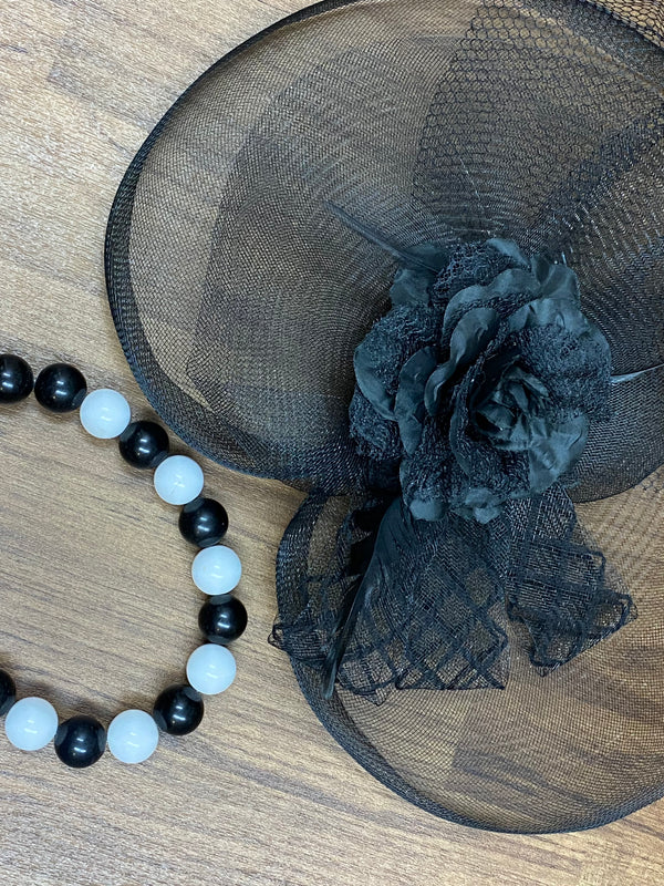 Accessoires Damen, Fascinator und Perlenkette