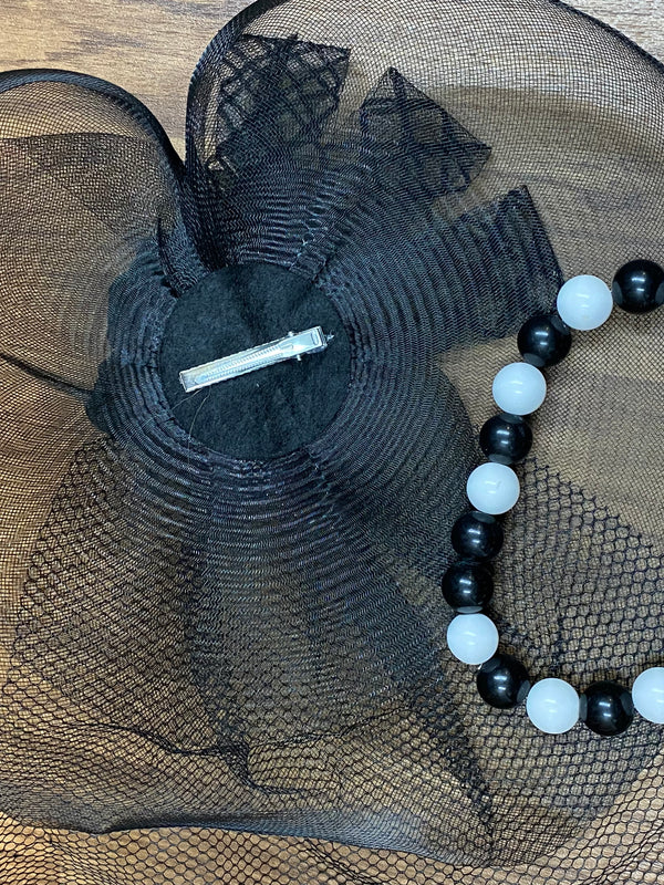 Accessoires Damen, Fascinator und Perlenkette